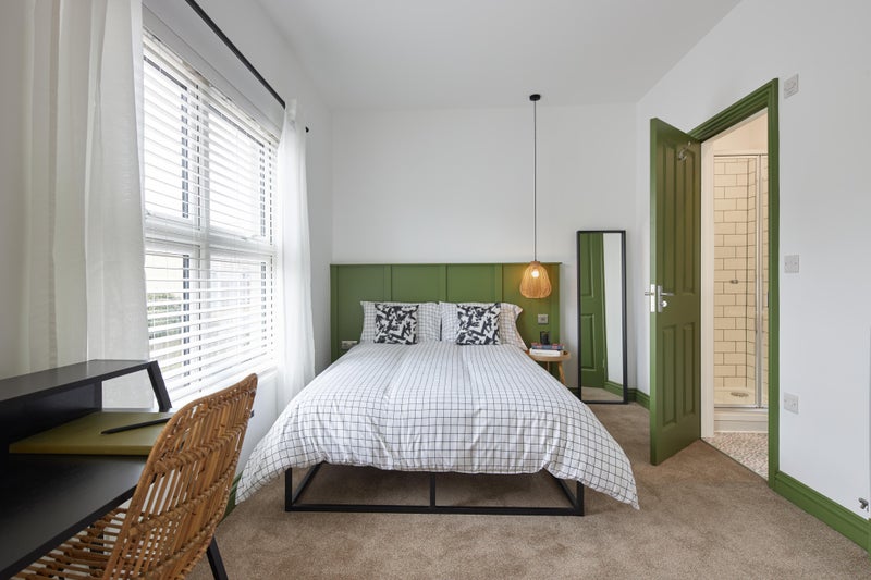 Photo 1: Room 4