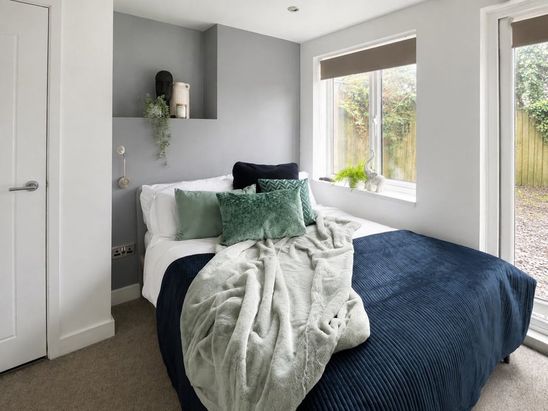 Photo 1: Good sized double bedroom with en-suite and your own private garden