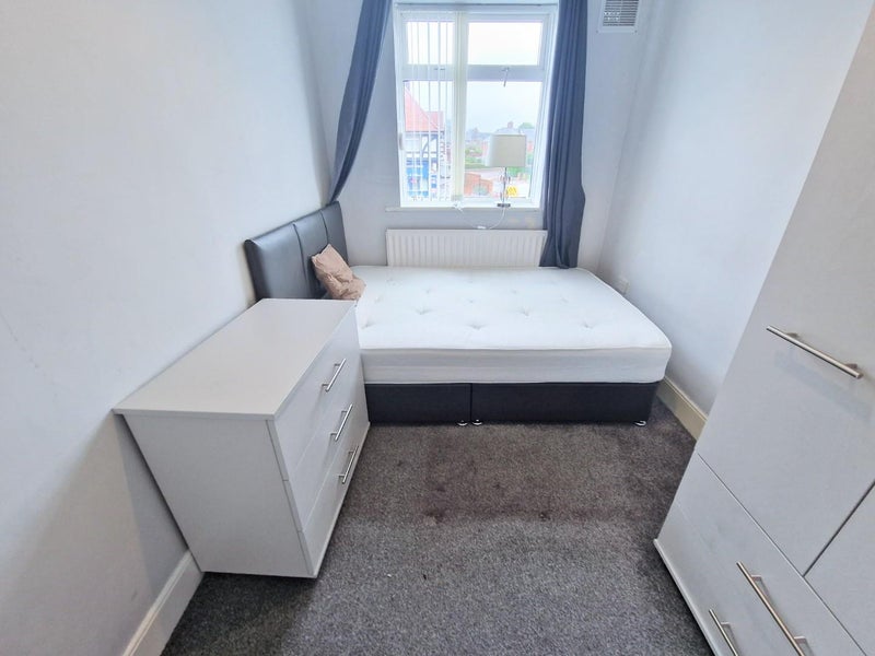 Photo 1: Room