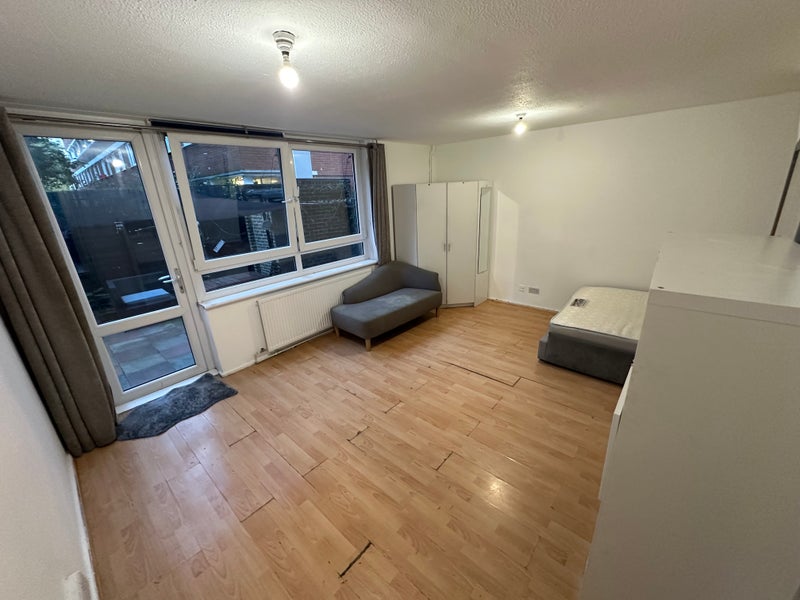 Photo 1: ROOM D + garden