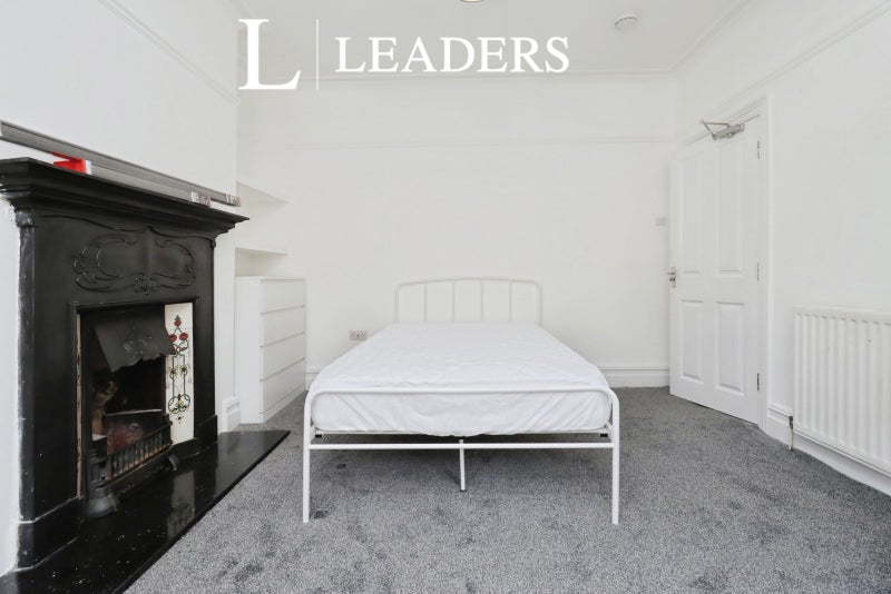 Photo 1: Room 1