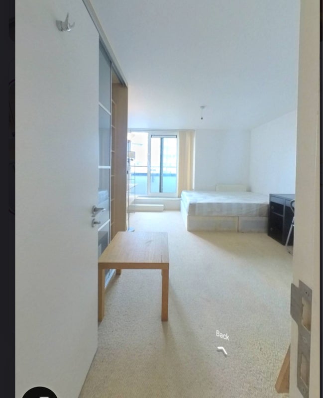 Photo 1: En-suite Room bed and spacious area