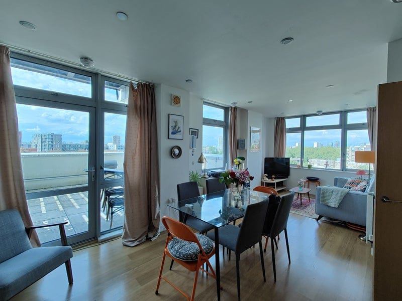 Photo 1: Livingroom / Dining 