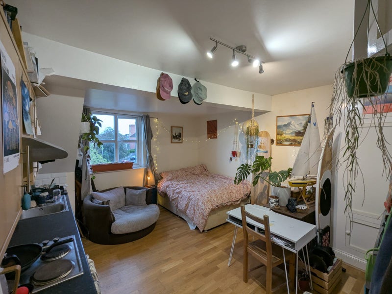 Photo 1: Studio