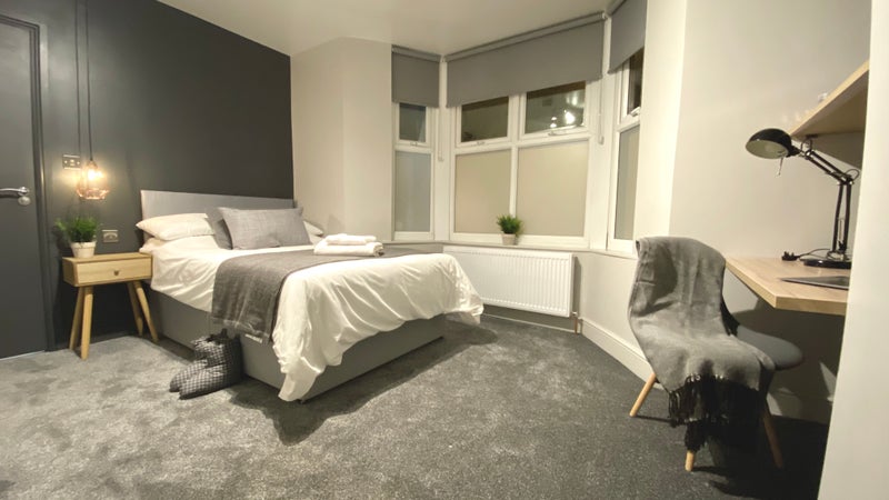 Photo 1: Bedroom 1