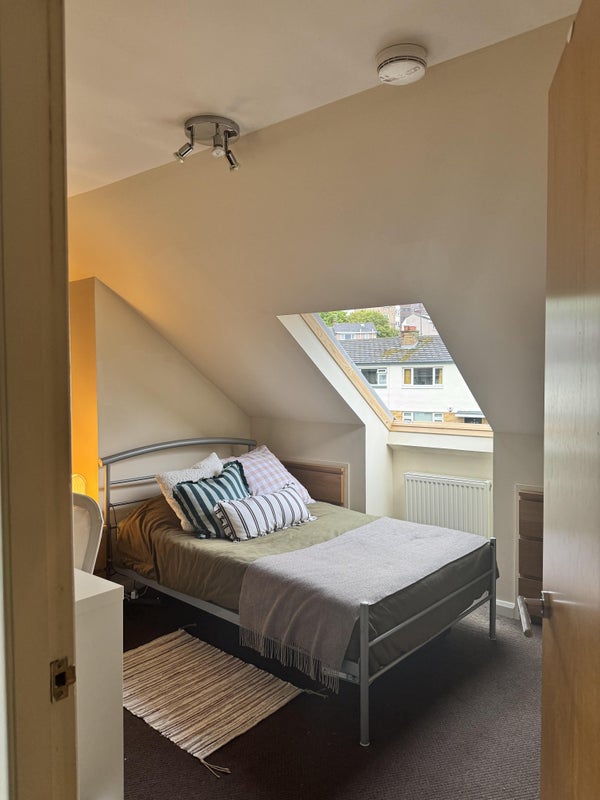 Photo 1: Double bedroom for rent
