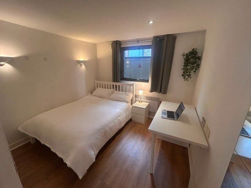 Photo 1: Bedroom
