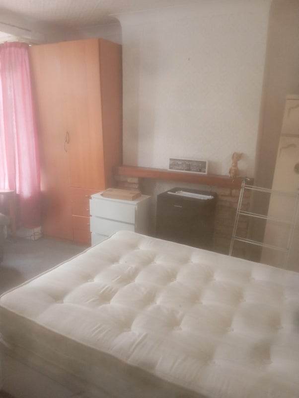 Photo 1: Bedroom 