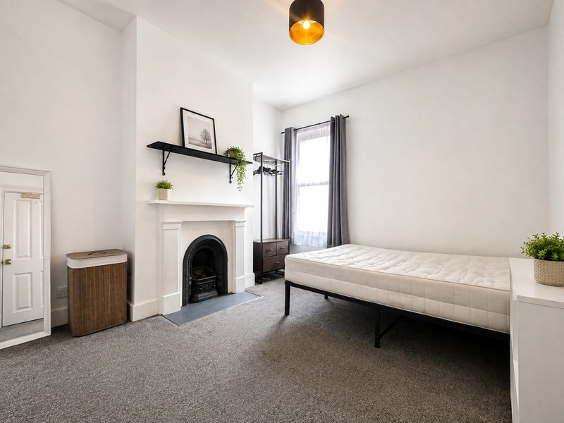 Photo 1: Room   