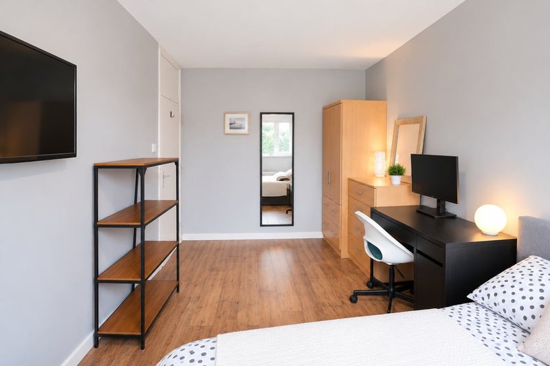 Photo 1: Bedroom 3