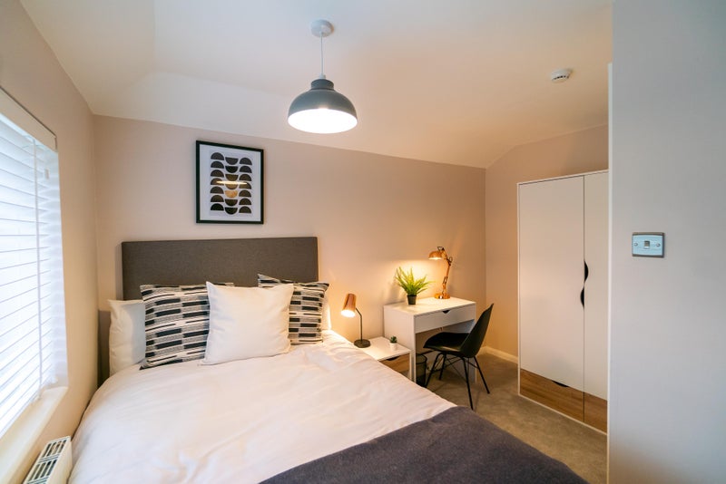 Photo 1: Room 5