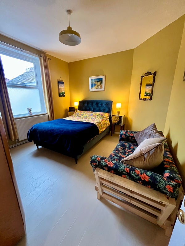 Photo 1: Double bedroom