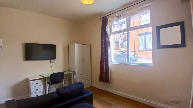 Photo 1: Double + Sofa + Smart TV