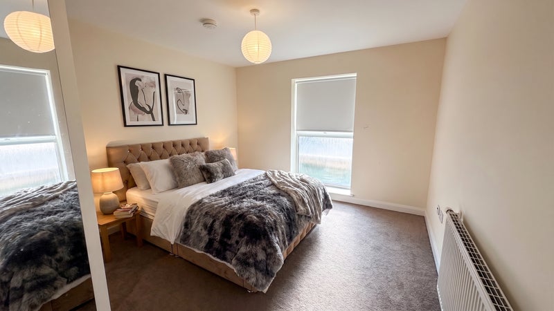 Photo 1: Bedroom