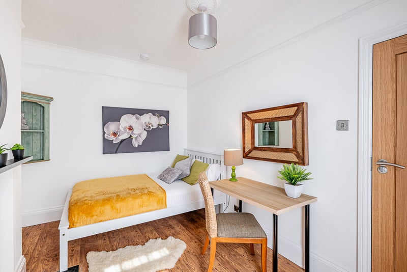 Photo 1: Bedroom 3