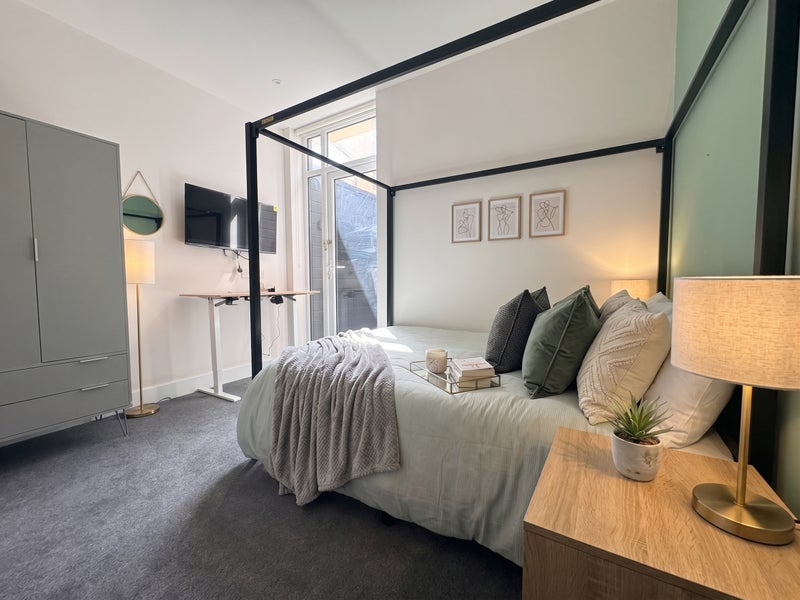 Photo 1: Room 2
