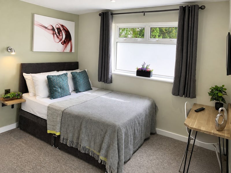 Photo 1: Large double bedroom with en-suite available now