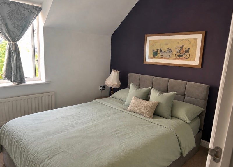 Photo 1: Room available