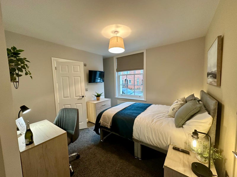 Photo 1: Room 1