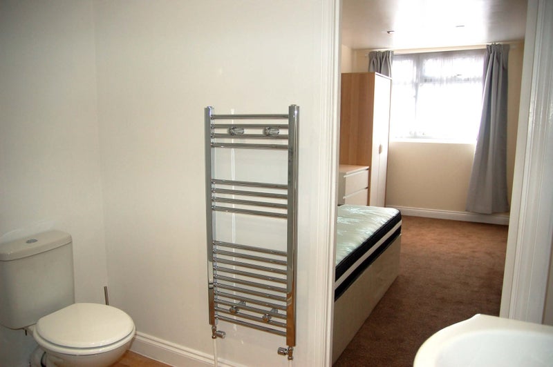 Photo 1: Beautiful En-suite room