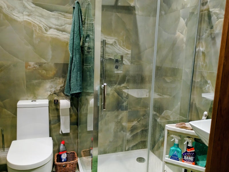 Photo 1: Bedroom 1 en suite bathroom