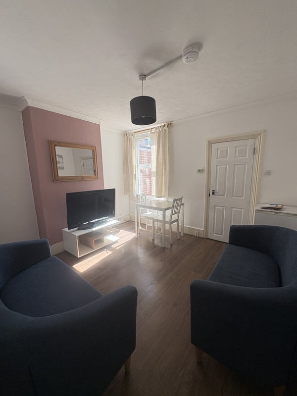 Photo 1: Lounge