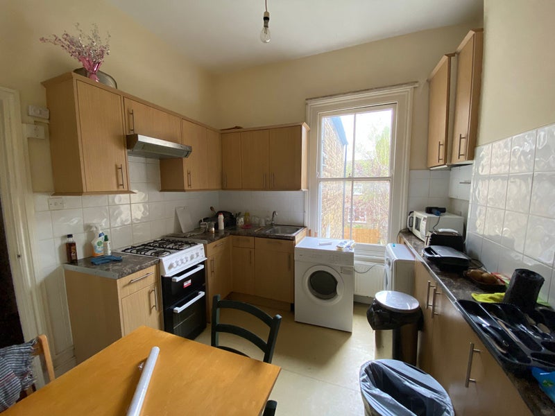 Photo 1: kitchen