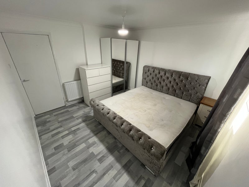 Photo 1: Super King Room