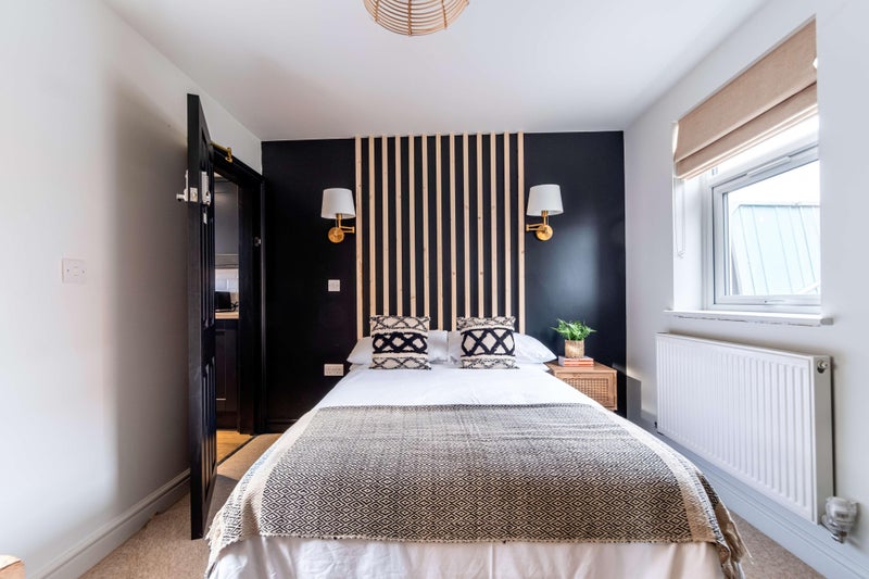 Photo 1: Room 3 - Ensuite