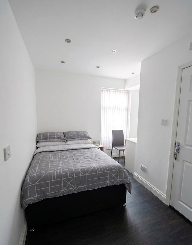 Photo 1: Bedroom / Double bed / Mattress / Large window