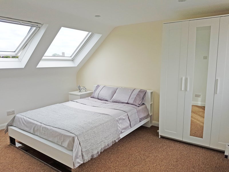 Photo 1: Lovely double room with en-suite  (available)