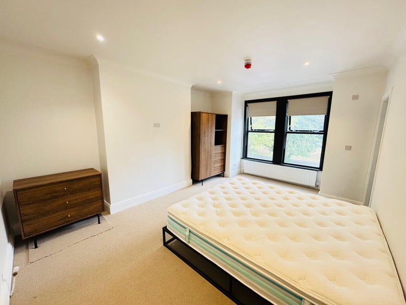 Photo 1: Super Queen Room With 2 Sink En-Suite
