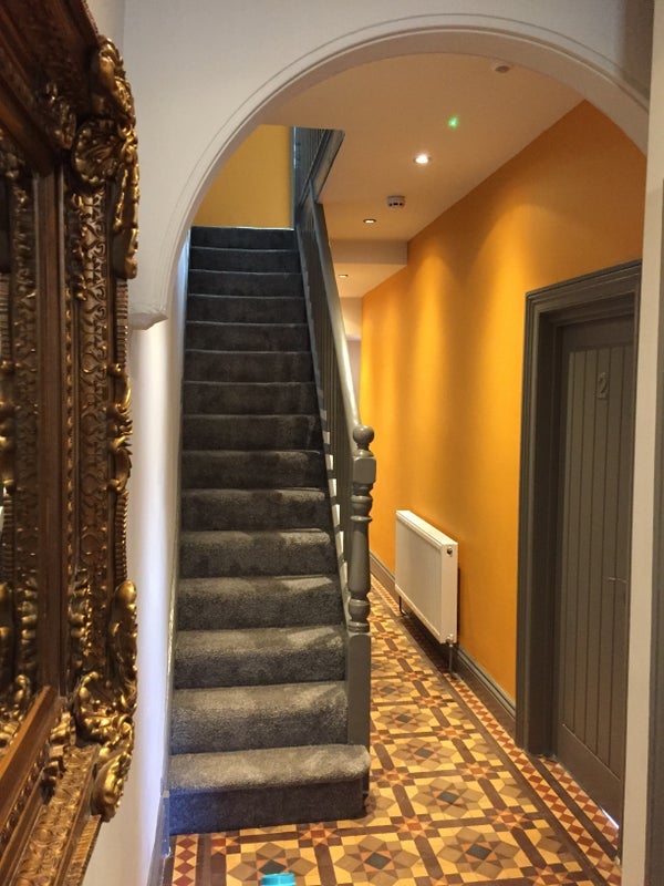 Photo 1: Spacious Entrance