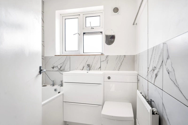 Photo 1: bathroom