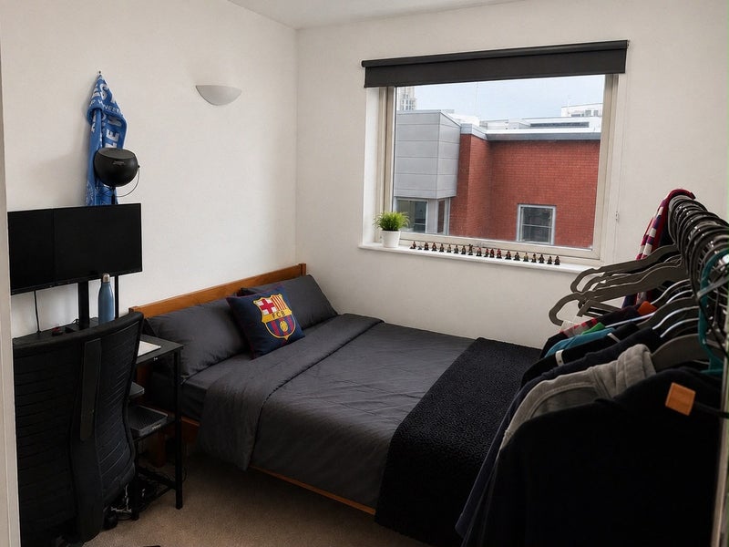 Photo 1: bedroom