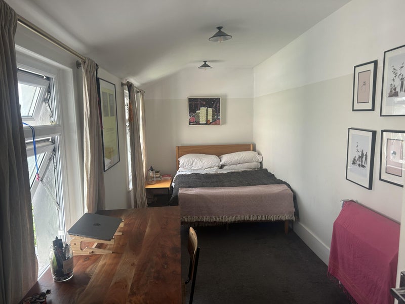 Photo 1: Room to rent