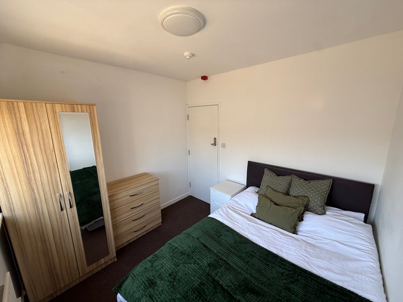 Photo 1: Room 1