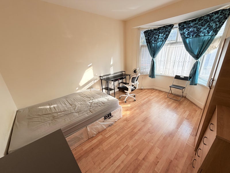 Photo 1: This is the £750 one