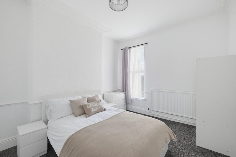Photo 1: Bedroom 2