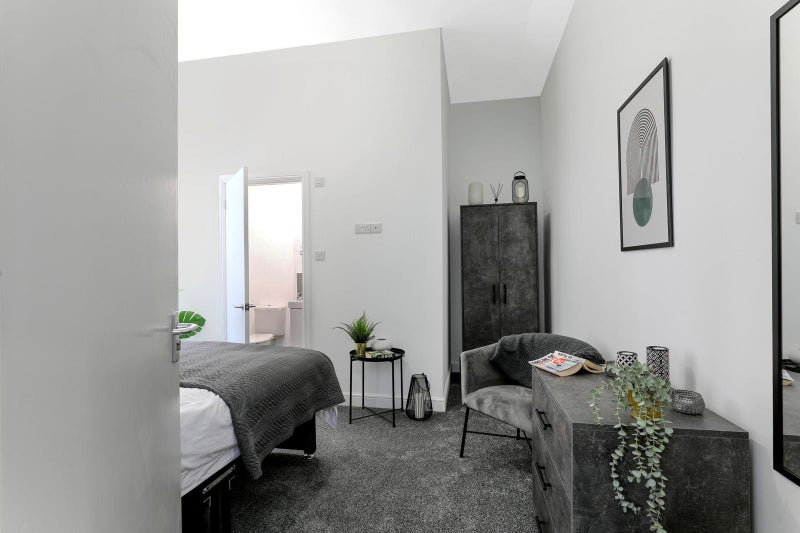 Photo 1: Room 2 - Double Ensuite Room