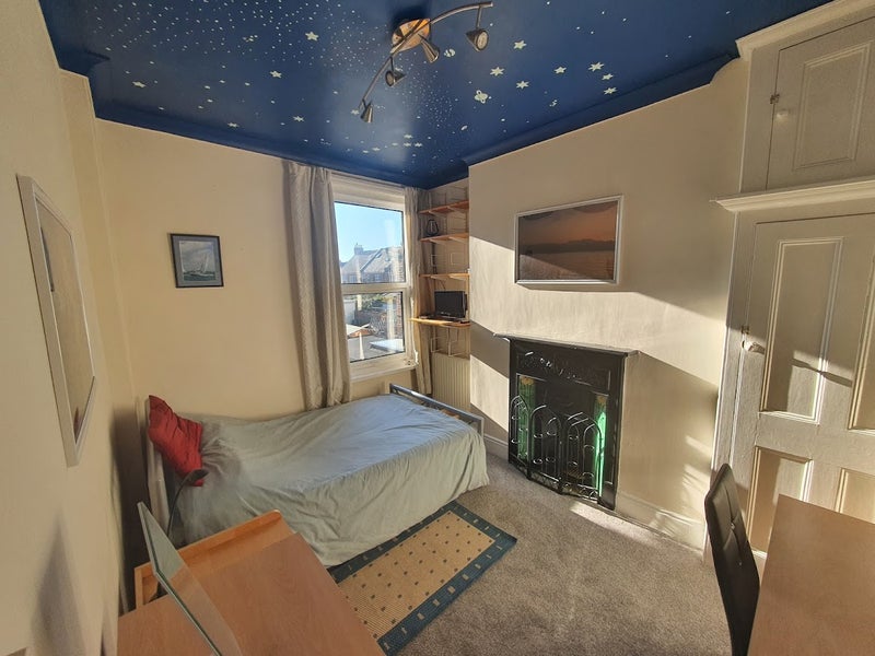 Photo 1: Bedroom 2