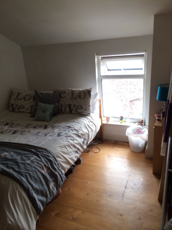 Photo 1: Bedroom