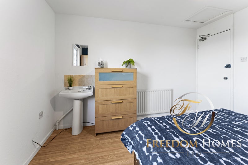 Photo 1: 📸 Room 6 is similar to the room shown.