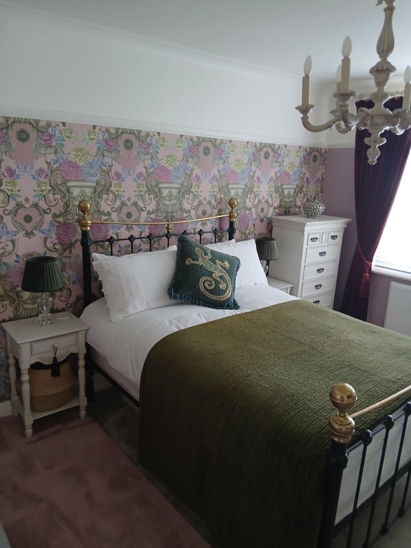 Photo 1: Bedroom