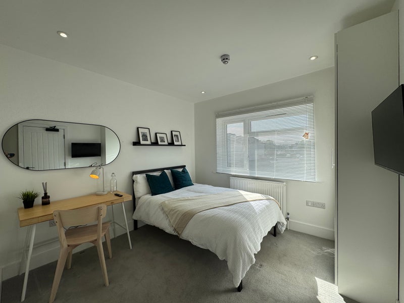 Photo 1: Bright spacious bedroom