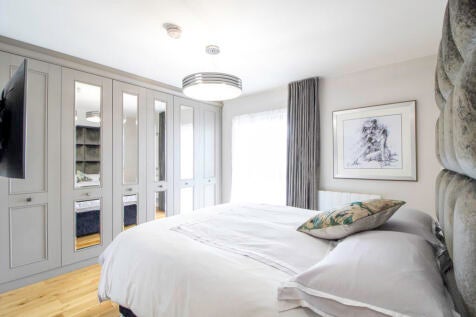 Photo 1: Large furnished double bedroom with fitted wardrobes