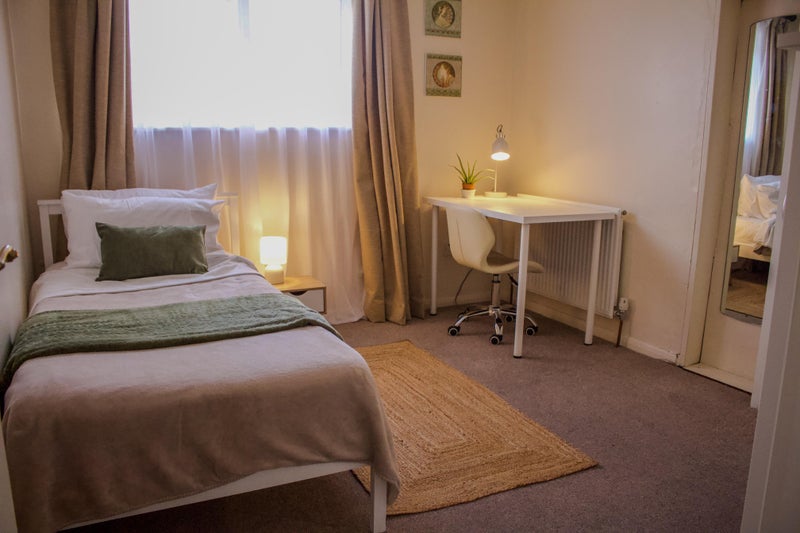Photo 1: Bedroom