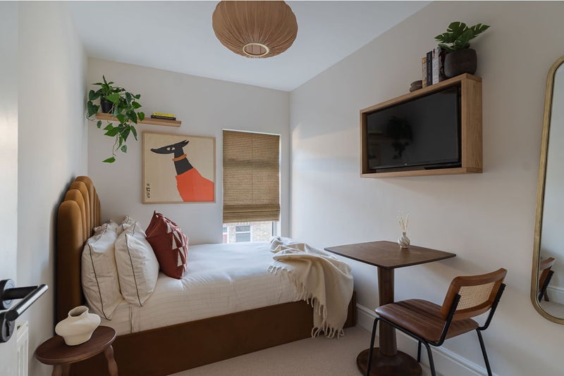 Photo 1: Room 4