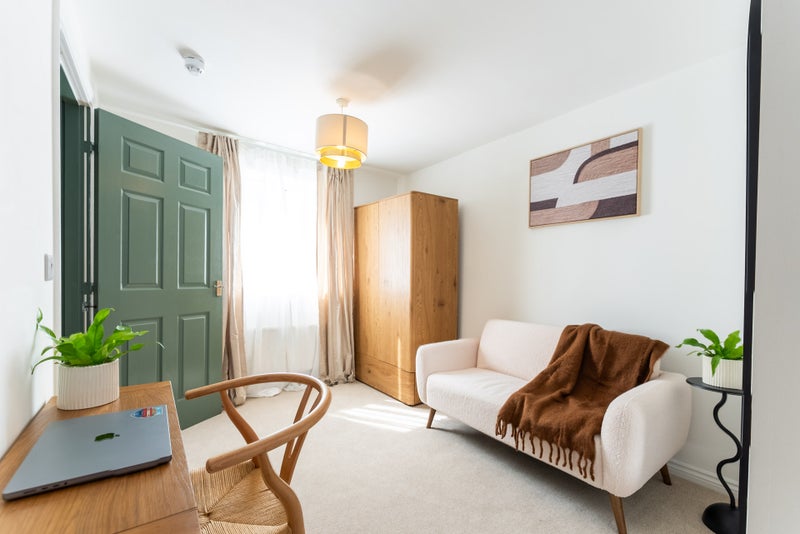 Photo 1: Room 1