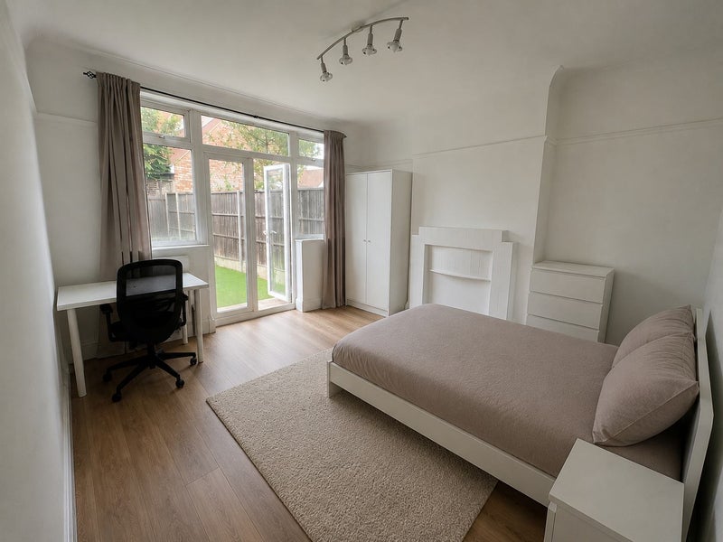 Photo 1: Room 1